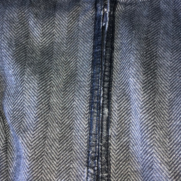 zip up cropped sleeveless top - Picture 2 of 3